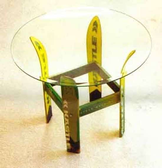 lave et sofabord med genbrugsski