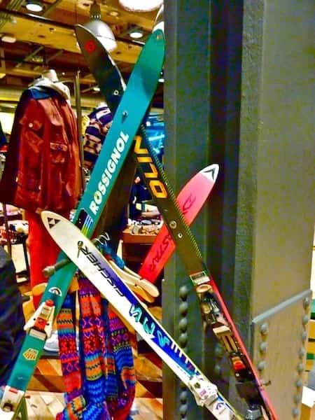 original penjador amb esquí antic