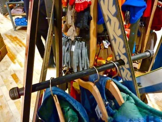 expositor de roba feta amb esquí antic reciclat