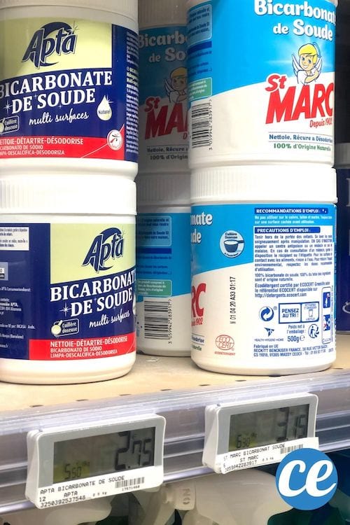 Cajas de bicarbonato de sodio en los estantes de un supermercado