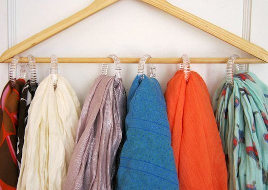 Almacenamiento de bufandas caseras con percha