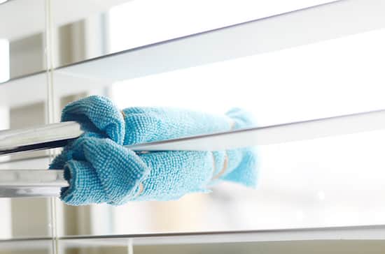 Desliza tenazas de cocina a lo largo de los listones para limpiar las persianas más rápido.