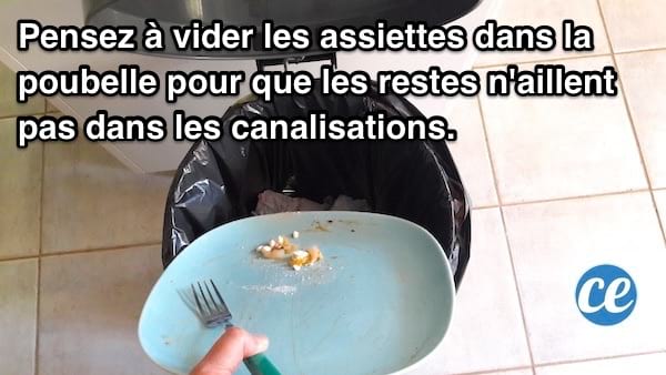 Buidar els plats a les escombraries per evitar restes de menjar a les canonades
