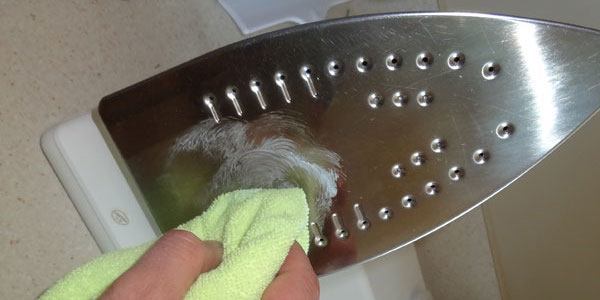 هل تعلم أنه يمكنك استخدام معجون الأسنان لتنظيف نعل المكواة؟