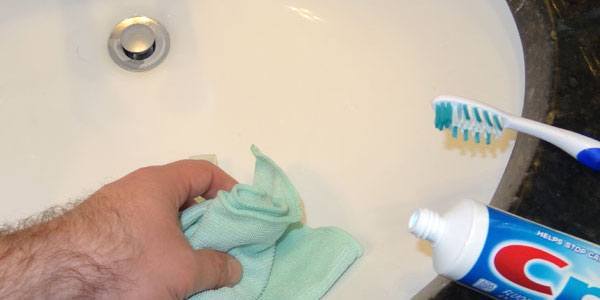 هل تعلم أنه يمكنك استخدام معجون الأسنان لجعل حوضك يلمع؟