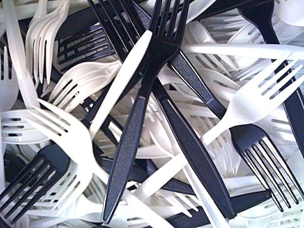 كيفية إعادة تدوير أدوات المائدة البلاستيكية