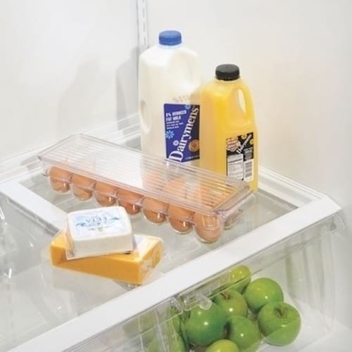 Use uma caixa de plástico para ovos para guardar os ovos na geladeira