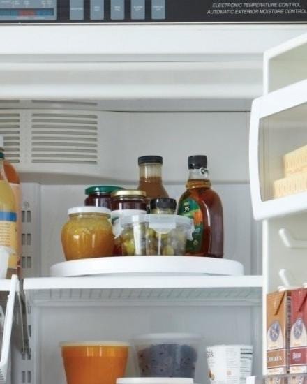 Use um prato giratório na geladeira