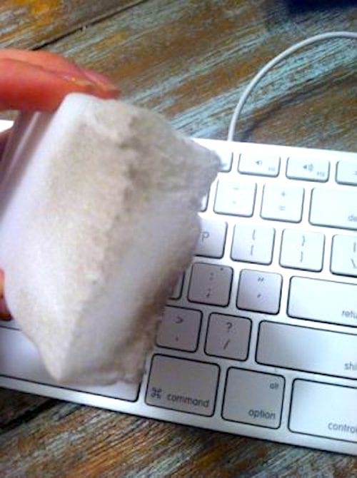 Una esponja mágica sucia que limpió el teclado de la computadora.