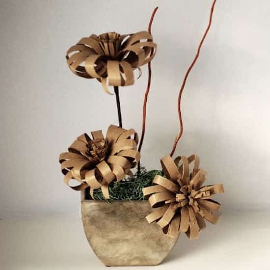 flores hechas con rollos de papel higiénico