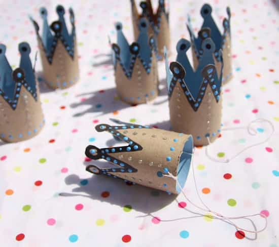 coronas de cumpleaños con rollos de papel higiénico