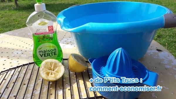 lavar la parrilla con agua de limón y detergente líquido