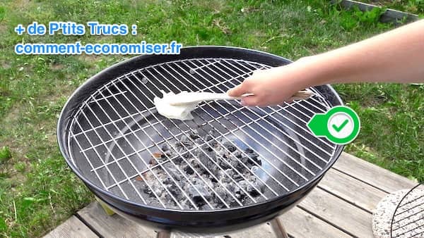 Brug et olie-vædet køkkenrulle til at rengøre grillen