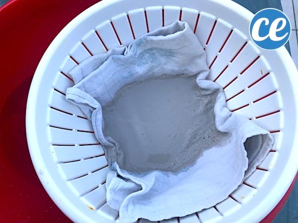 Vand- og askeblandingen filtreres for at klare vasketøjet
