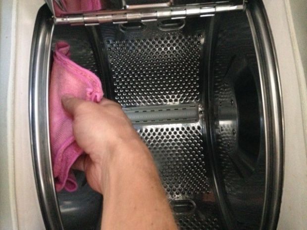 Limpiar el interior de la lavadora con microfibra.