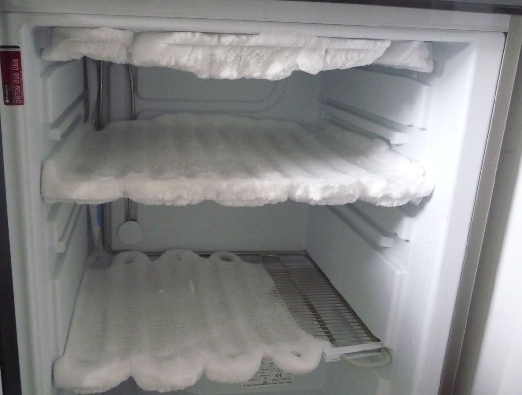 Cómo descongelar un congelador MUY rápido con un secador de pelo.