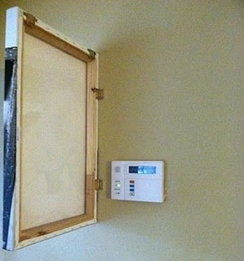 Oculte su termostato colgando un cuadro en su pared con bisagras.