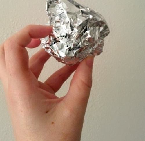 Pon una bola de papel de aluminio en tu secadora para suavizar la ropa.