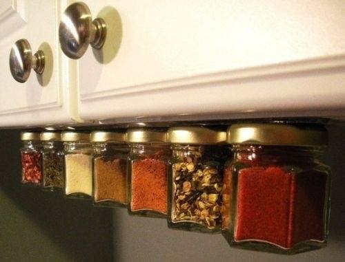 Col·loca una barra magnètica sota els mobles de la teva cuina per penjar les espècies.