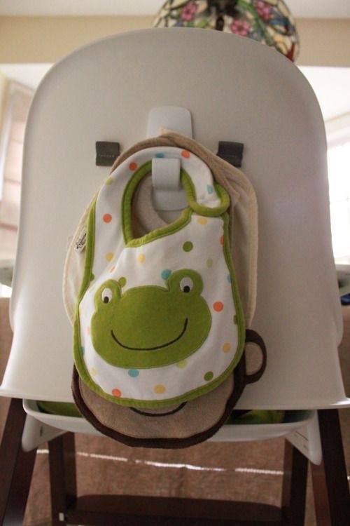 Coloque un gancho adhesivo en la parte posterior de su silla de bebé para guardar baberos.