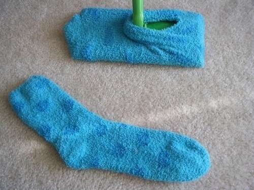¿Sabías que los calcetines son el reemplazo perfecto para tus toallitas para escoba Swiffer?