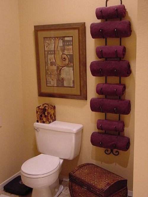 Use un botellero para guardar sus toallas de baño.