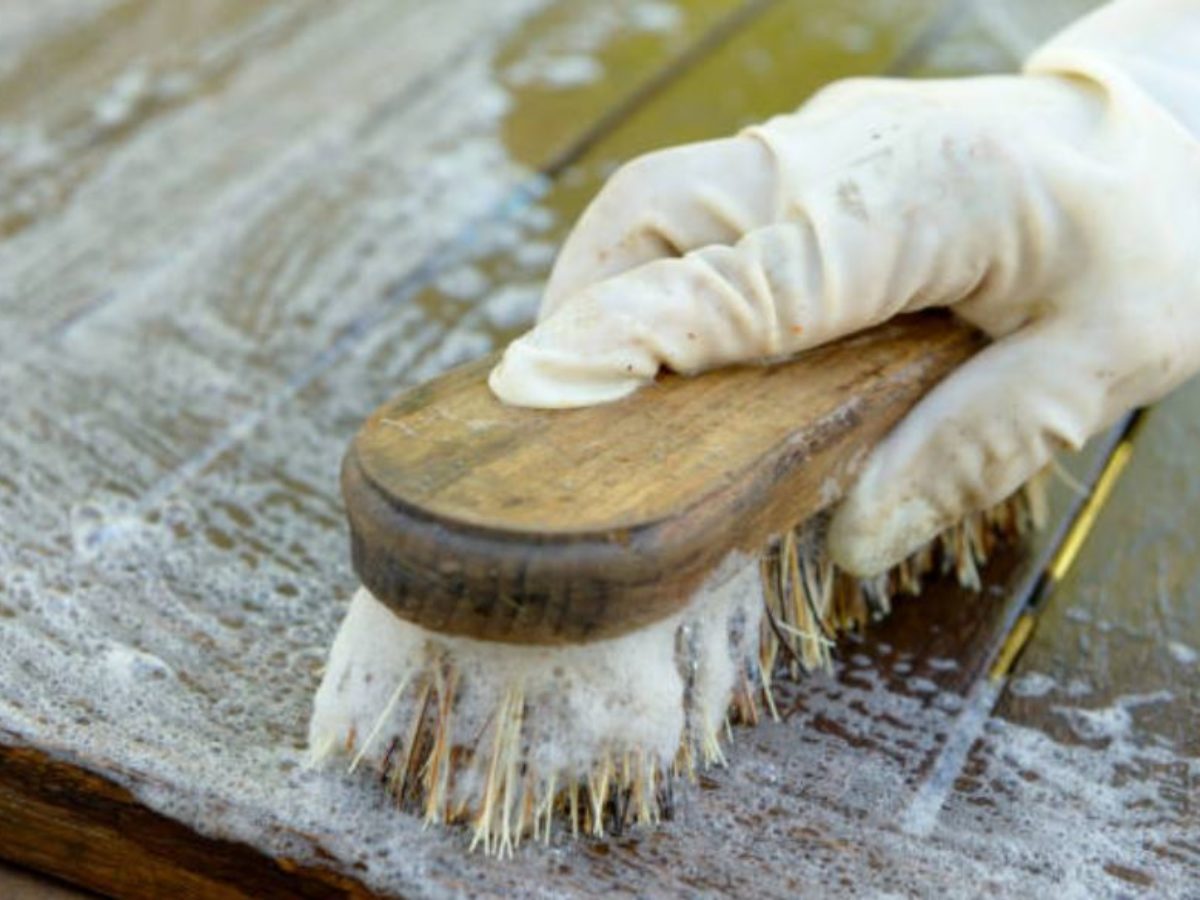 El consejo sorprendente para limpiar fácilmente una mesa de madera.
