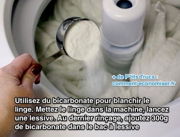 bicarbonato de sodio vertido en la lavadora para blanquear la ropa