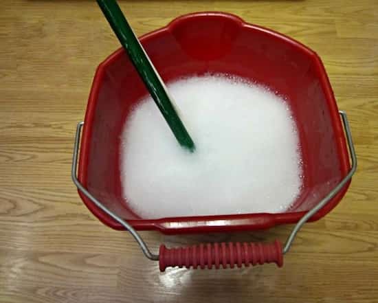 Lavar el suelo limpiar los cristales de soda
