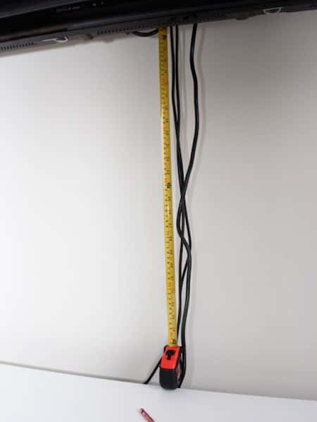 Corta la cubierta del cable a la longitud de los cables eléctricos.