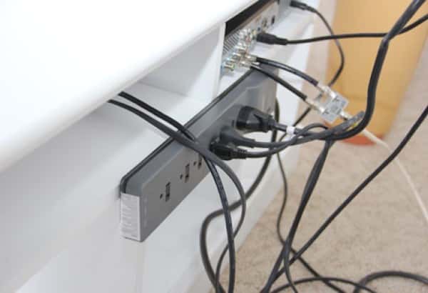 Et godt tip til at skjule ledninger er at hænge strømskinnen på bagsiden af ​​dine møbler.
