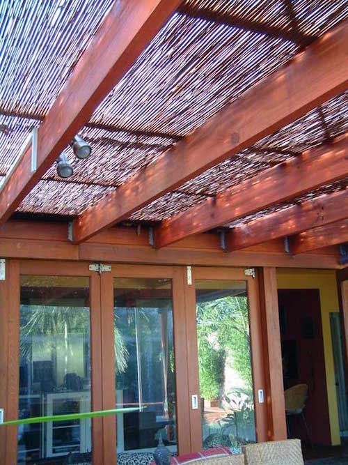 Mamparas de bambú en la pérgola para dar sombra.