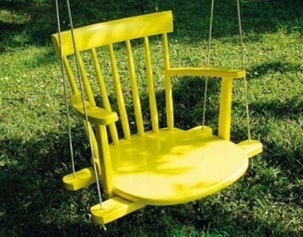 Idea fàcil i econòmica per al disseny del jardí: una cadira transformada en gronxador!
