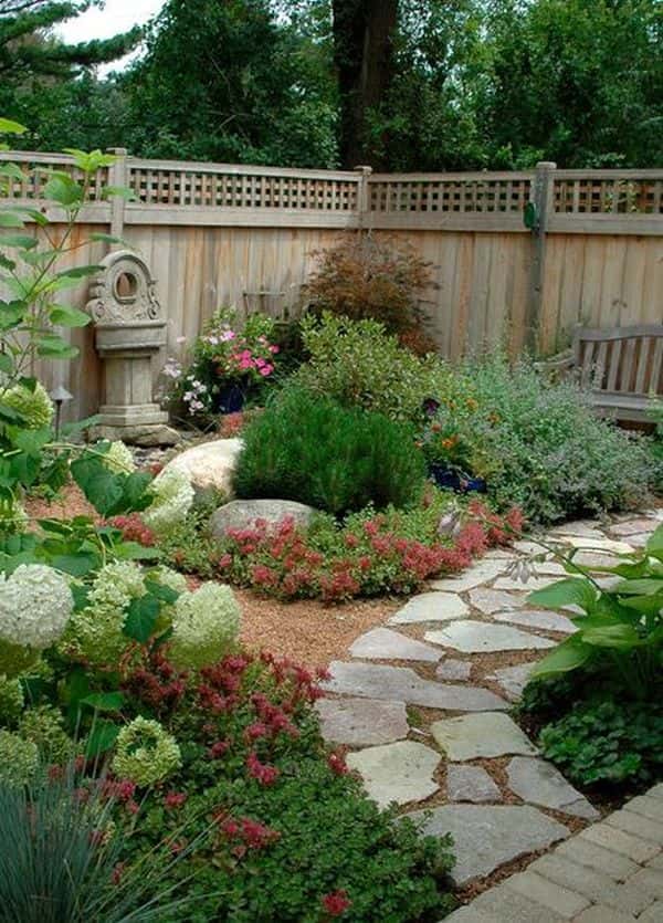 Saskaņojiet sava dārza elementu krāsas, faktūras un formas.