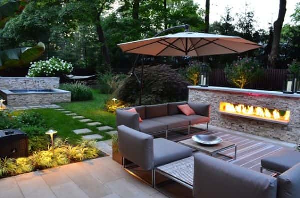Agregue un espacio al aire libre donde pueda sentarse cómodamente en su jardín.