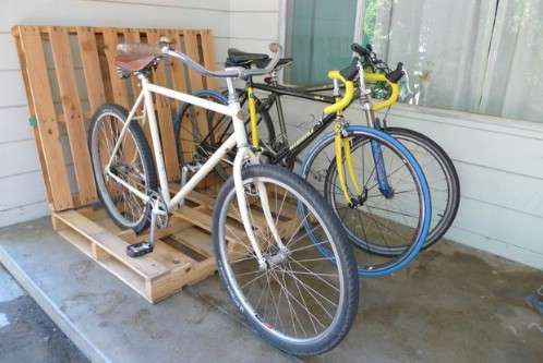 garaje para bicicletas hecho con palets