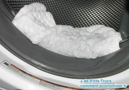 Deja la toalla empapada en lejía para que actúe para limpiar la articulación.