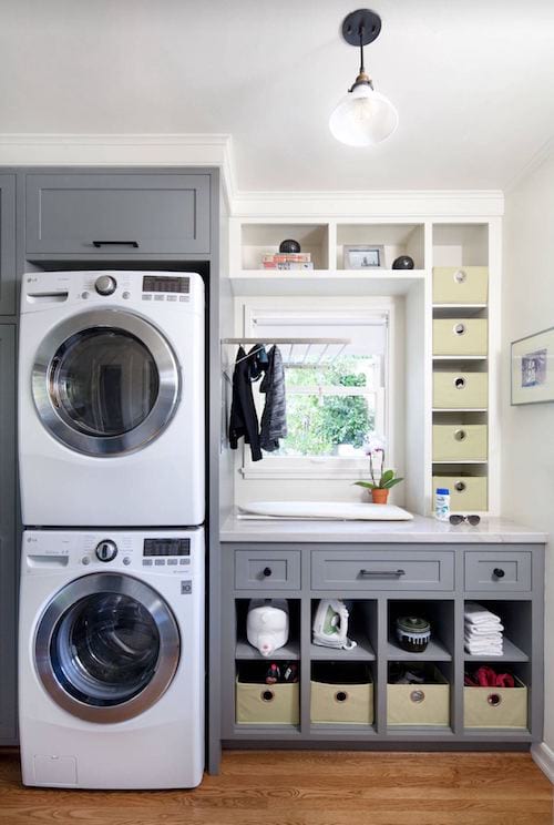 Un pequeño lavadero que se superpone a la lavadora y la secadora.