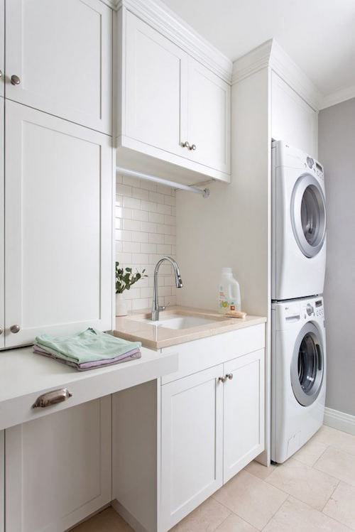 Un lavadero con un estilo limpio y moderno.
