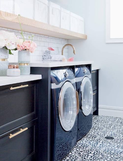 Hermoso y elegante lavadero en tonos azul, blanco y negro