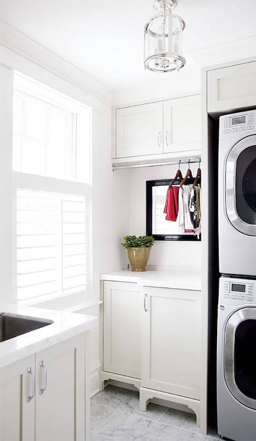 Un lavadero sofisticado en tonos blancos y grises