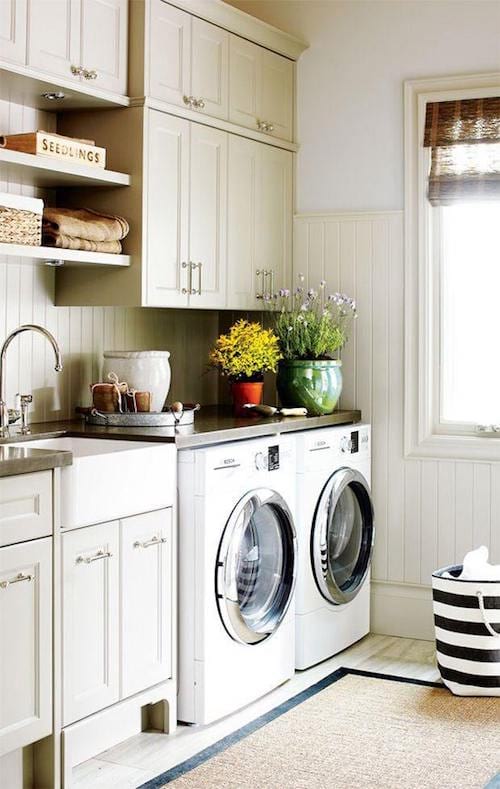 Un lavadero sencillo y neutro decorado con plantas