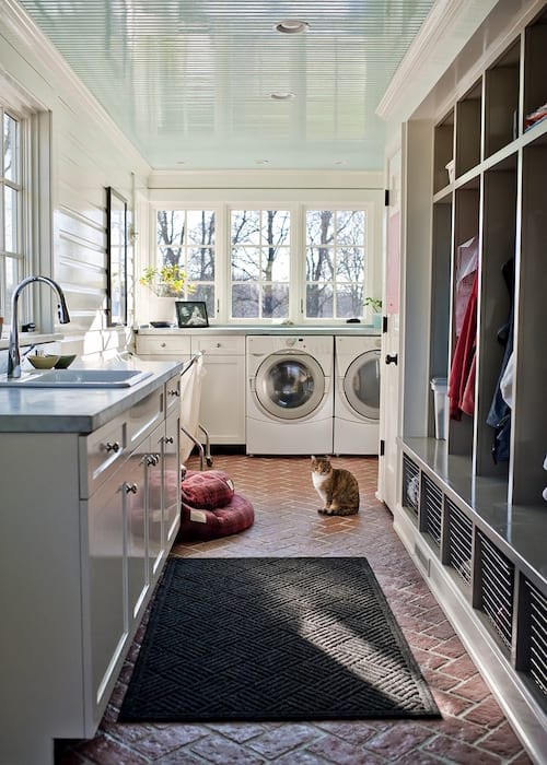 Este lavadero también sirve como guardarropa y vestidor.