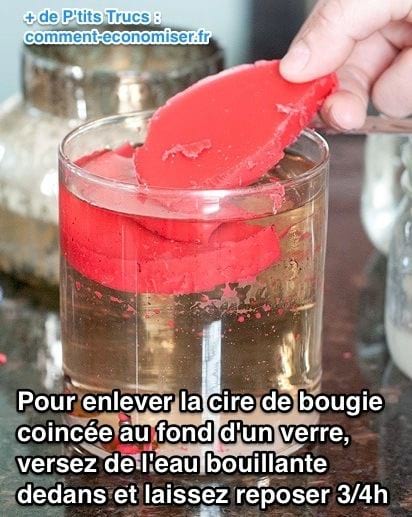 Vierta agua hirviendo para quitar la cera de la vela en un vaso.