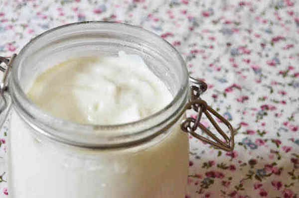 Yogur casero en frasco de vidrio fácil de preparar