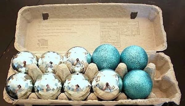 Un gran consejo de almacenamiento es usar una caja de huevos para guardar sus decoraciones navideñas.