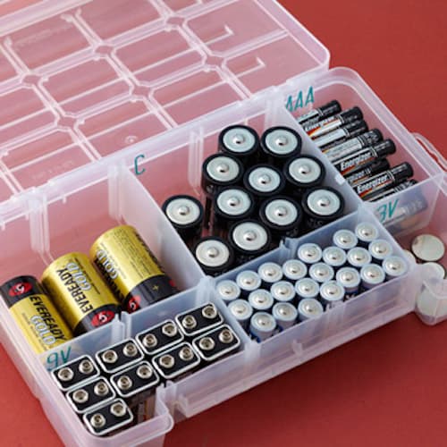 Un gran consejo de almacenamiento es utilizar una caja de almacenamiento de tornillos para organizar las baterías.