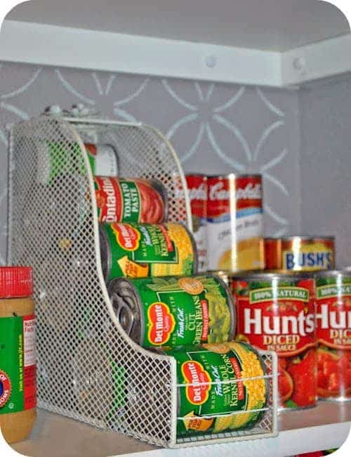 Un gran consejo para el almacenamiento es usar revisteros para almacenar sus latas.
