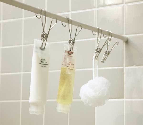 Un gran consejo de almacenamiento es usar pinzas para guardar los productos de belleza para la ducha.