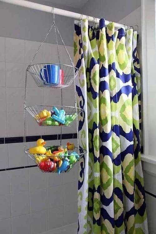 Un gran consejo de almacenamiento es usar una canasta de frutas para secar los juguetes de los niños después del baño.